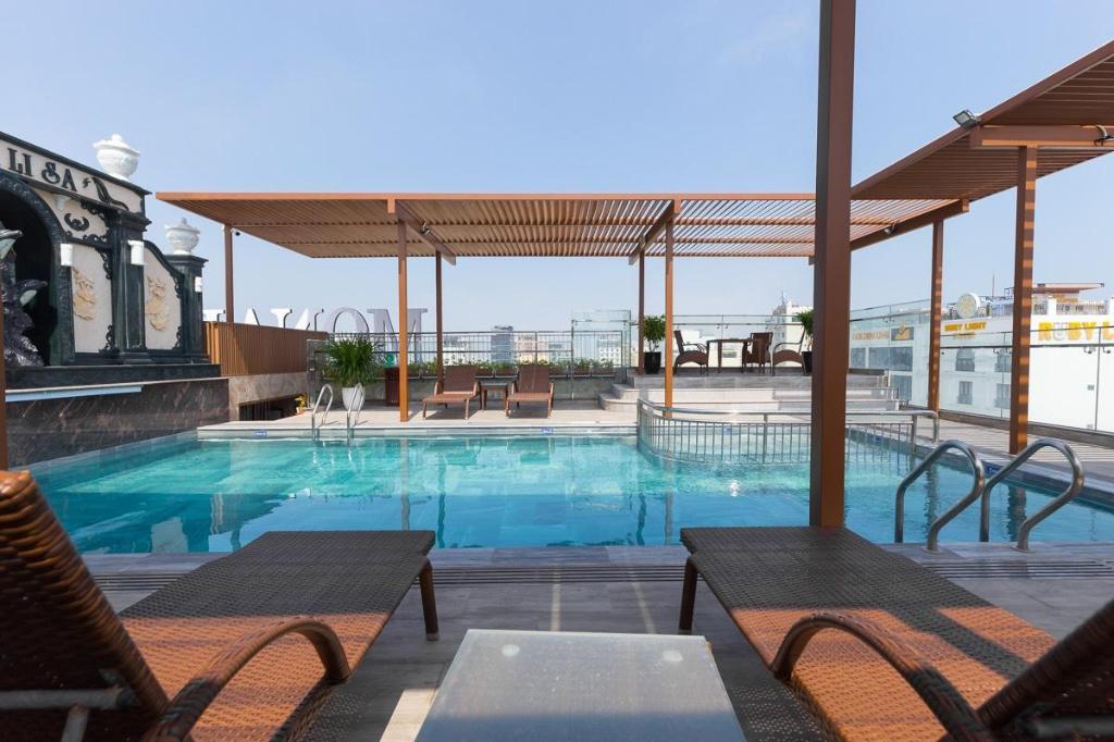 Swimming pool [outdoor]