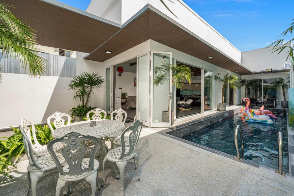 Poolside bar