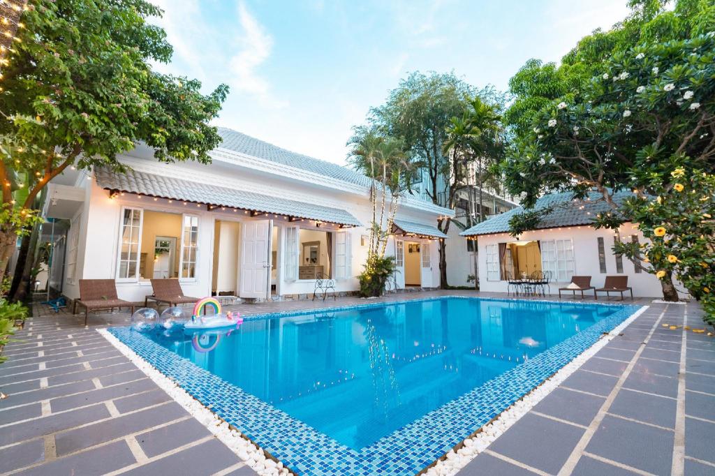 POOL VILLA 4 Bedrooms near My Khe beach in Da Nang
