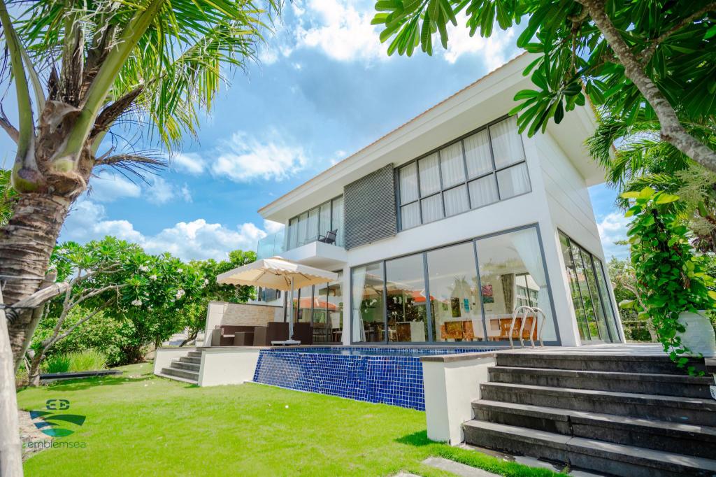 Villa near Lake 4BR The Ocean Villas Resort in Da Nang