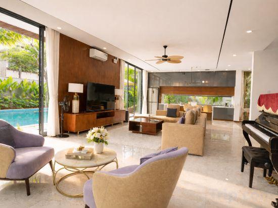 Sam Villa 4BRs-New, Pool, BBQ, Sauna, Full Ac in Da Nang