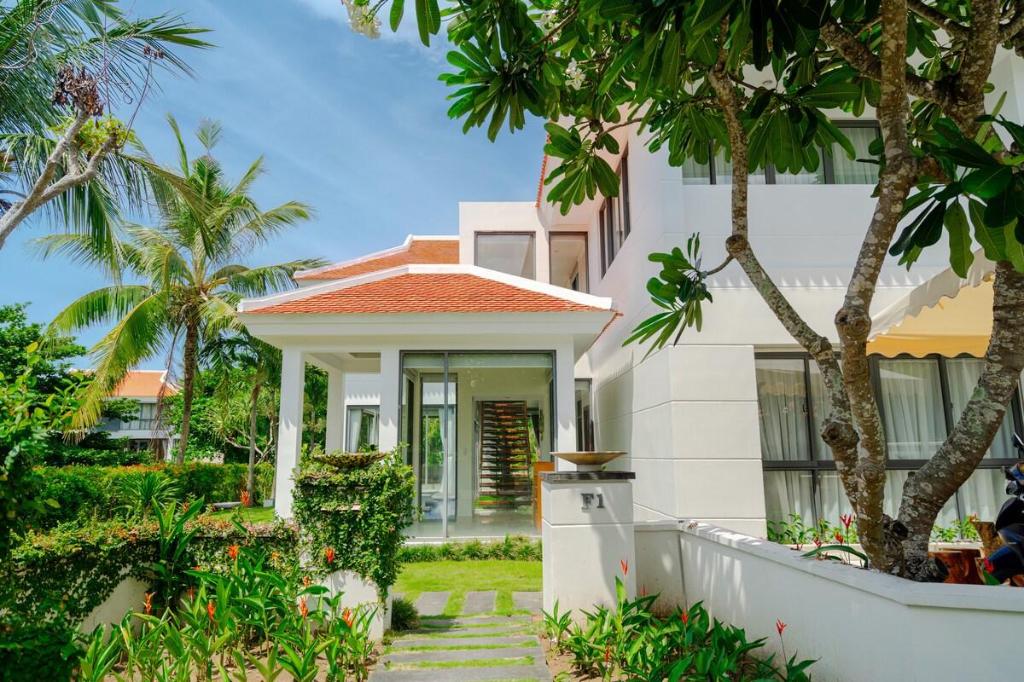 Spacious 4 bedroom Lake view Villa in Da Nang — photo 6