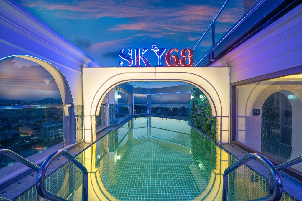 Swimming pool [outdoor]