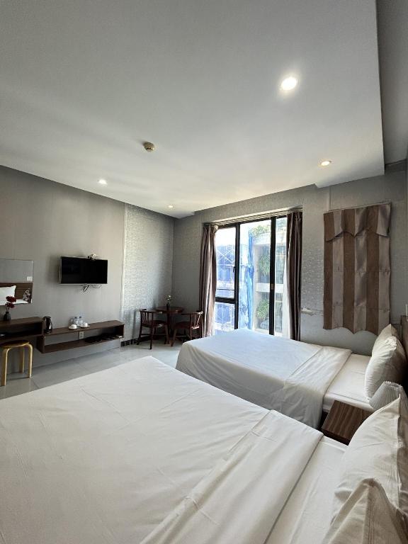 Deluxe Family Room with Window