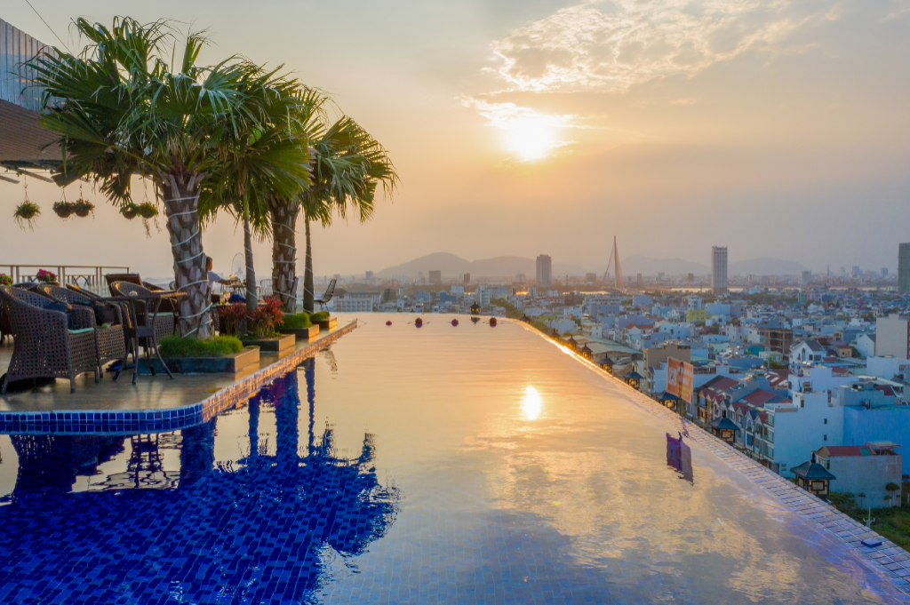 Swimming pool [outdoor]
