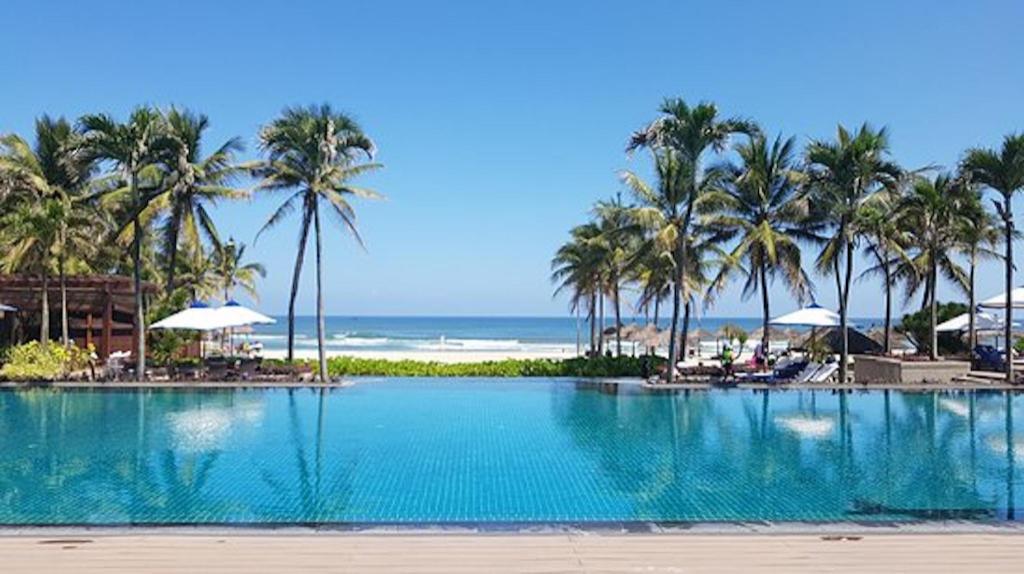 Swimming pool [outdoor]