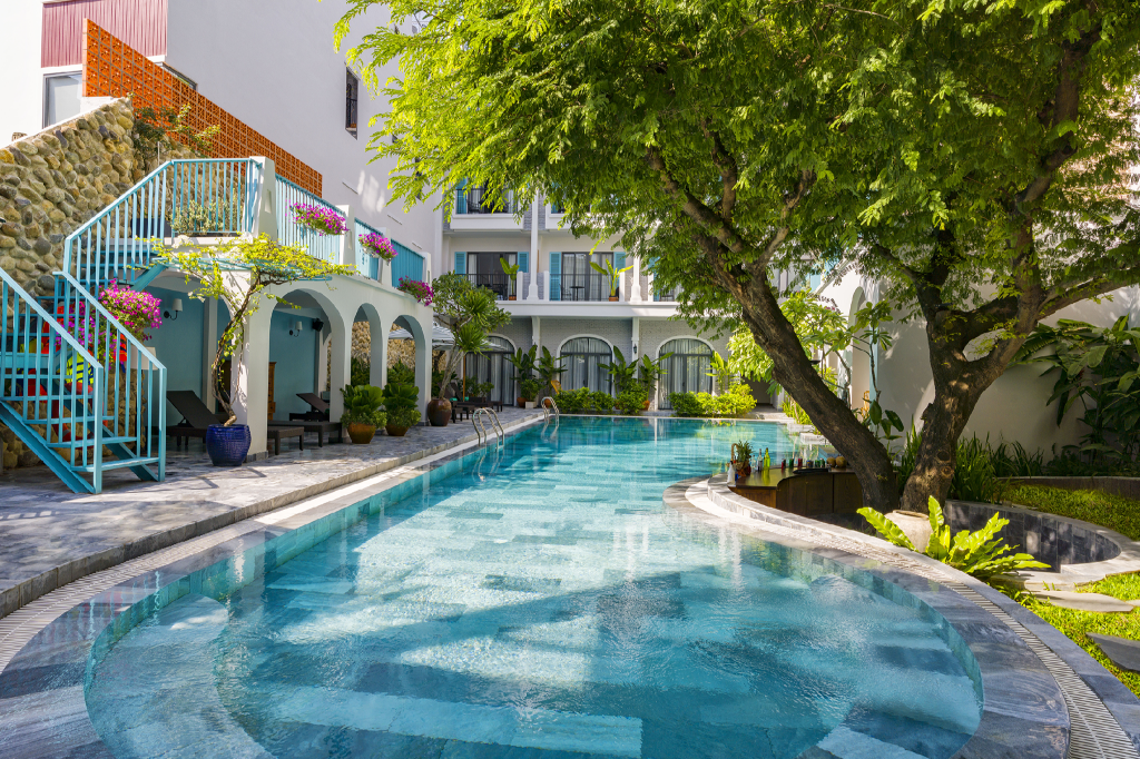 Swimming pool [outdoor]