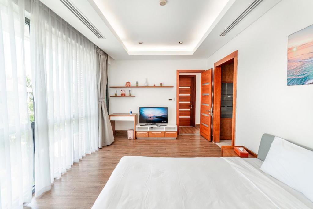 Spacious 4 bedroom Lake view Villa in Da Nang — photo 2