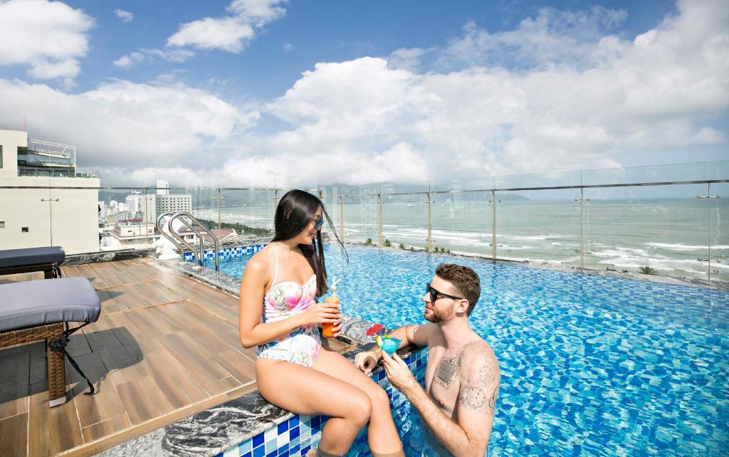 Swimming pool [outdoor]
