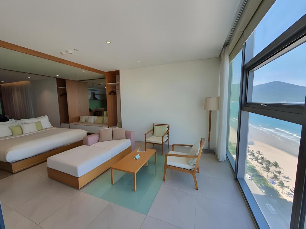 Luxe Oceanfront Family Suite By Villuxy in Da Nang