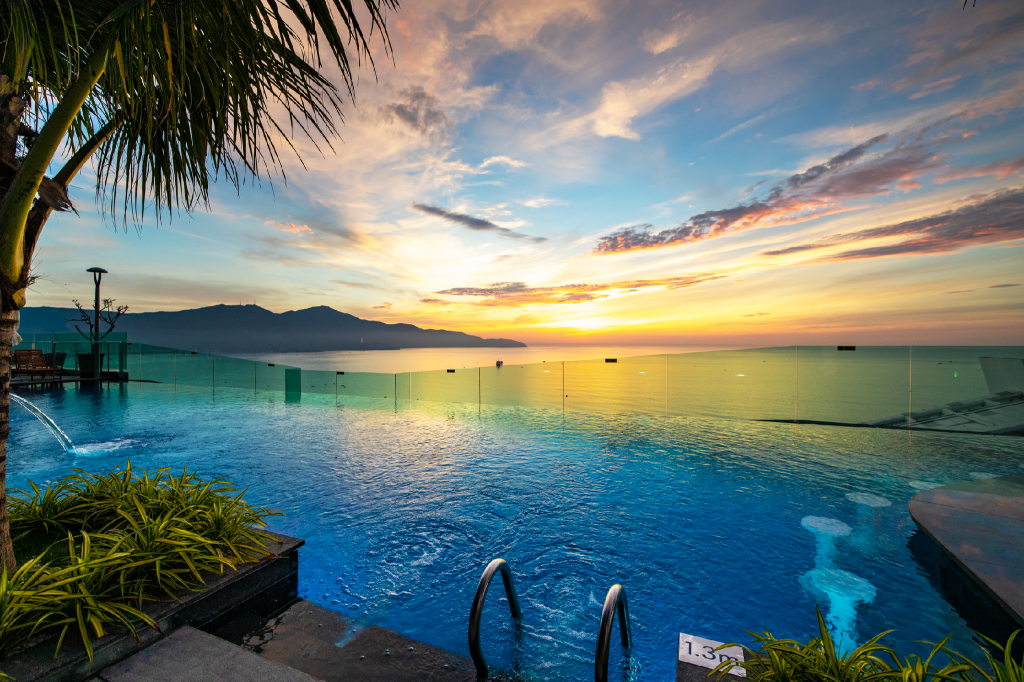 Swimming pool [outdoor]
