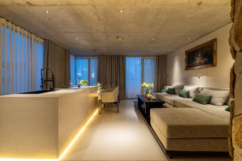 Suite with Balcony - Non-Smoking - Separate living room