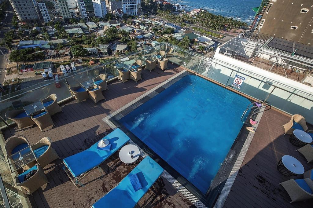 Swimming pool [outdoor]