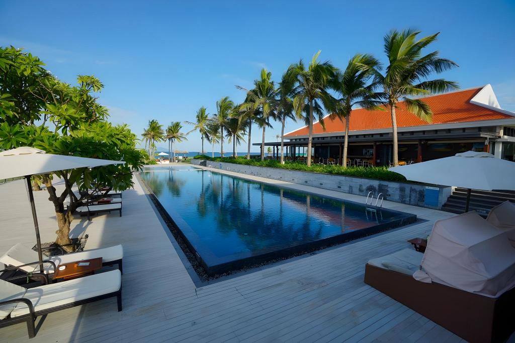 Swimming pool [outdoor]