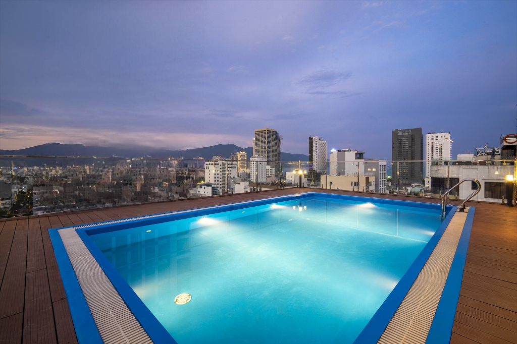 Swimming pool [outdoor]