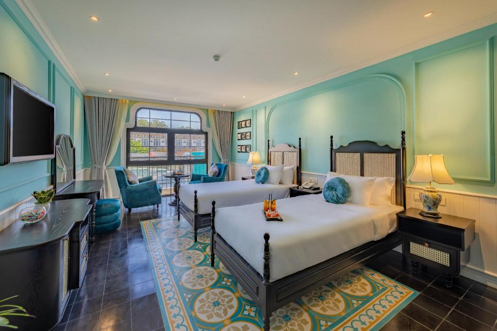 Deluxe Twin with Bathtub - Bed