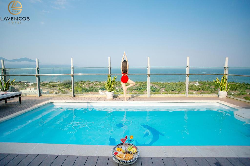 Swimming pool [outdoor]