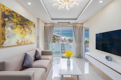 Shared lounge/TV area