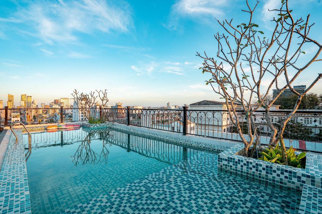 Swimming pool [outdoor]