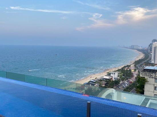 Aparthotel in A La Carte - 2 bedrooms, balcony, beachfront, rooftop pool, central in Da Nang