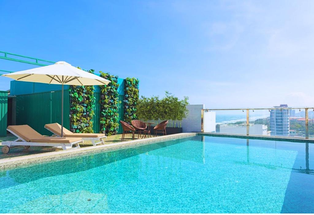 Swimming pool [outdoor]