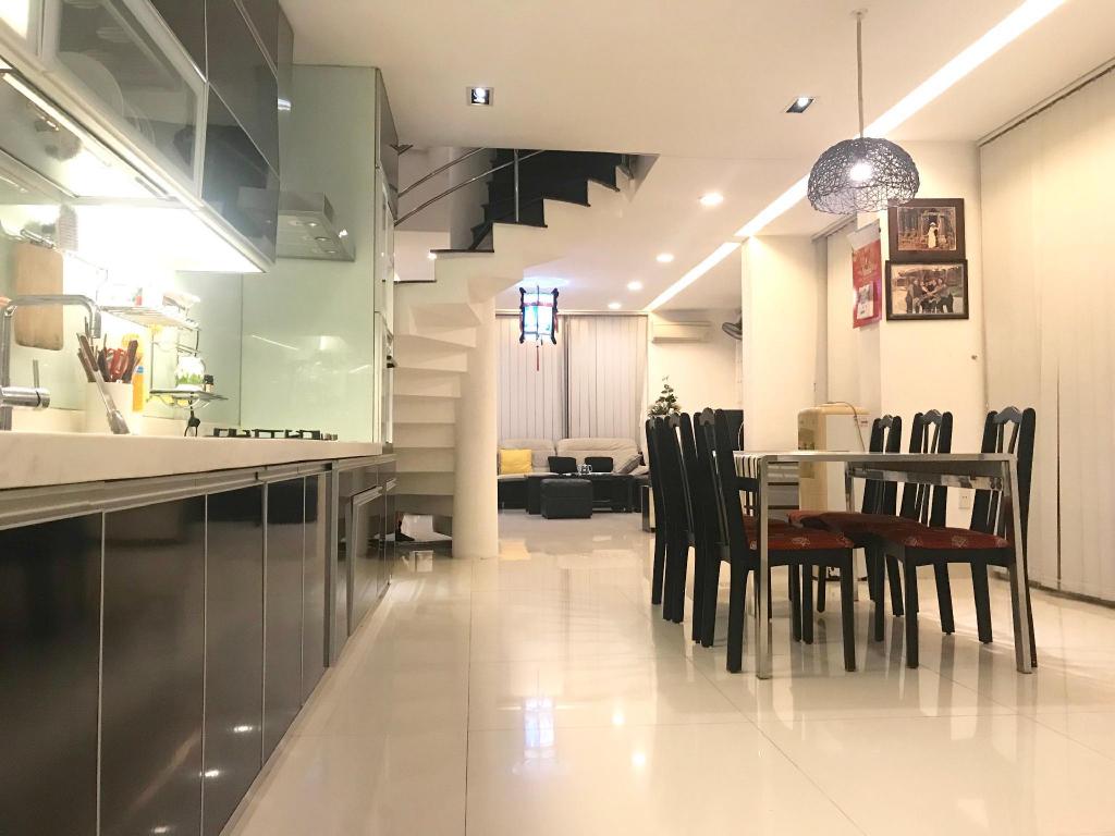 ダナンの4BR AC Livingroom Full Modern Furnitures Nearbeach — 写真3