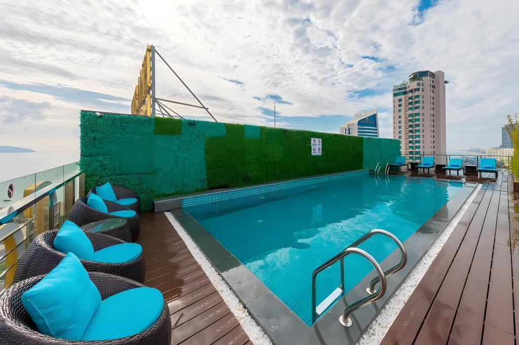 Swimming pool [outdoor]