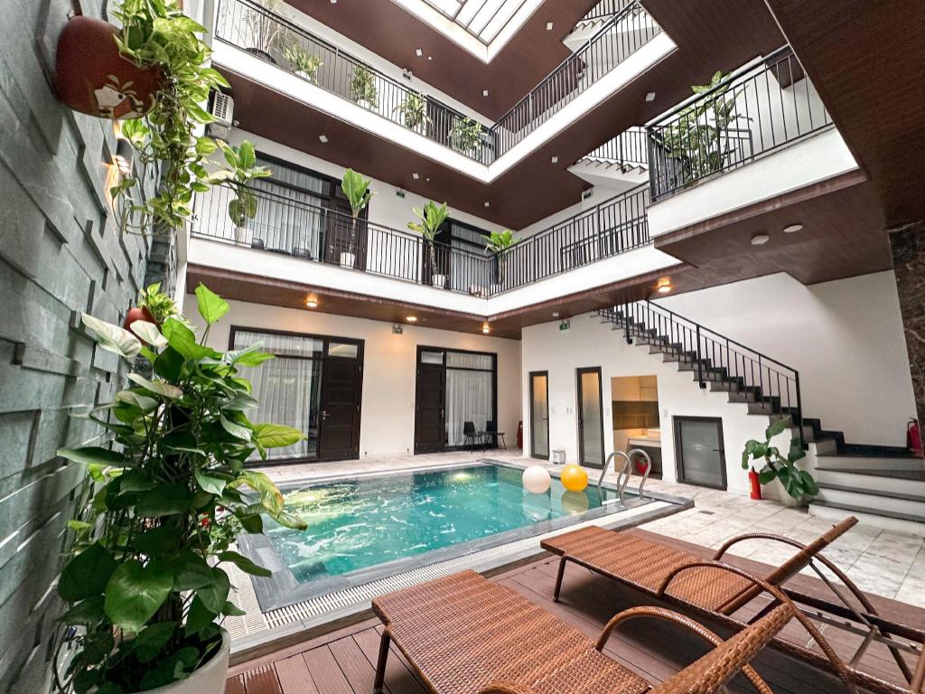 Swimming pool