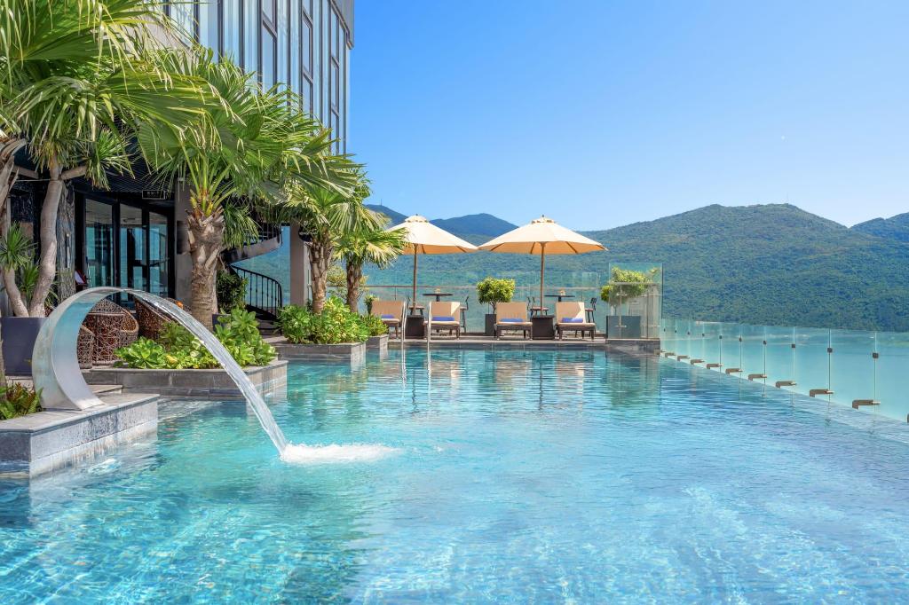 Swimming pool [outdoor]