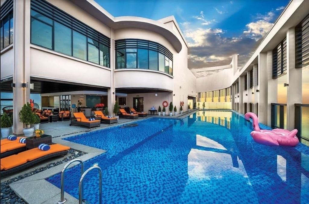 Da Nang Luxurious Ocean View Suites in Da Nang