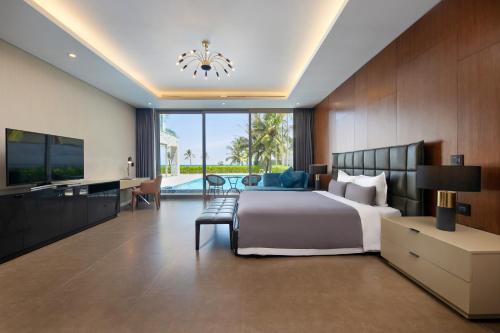 Shared lounge/TV area