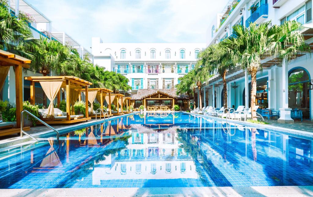 Swimming pool