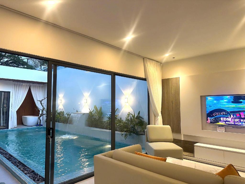 White Corner Pool Villa 4BR in Da Nang