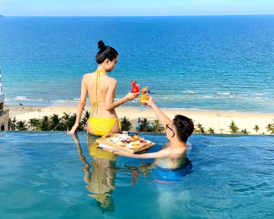 Swimming pool [outdoor]