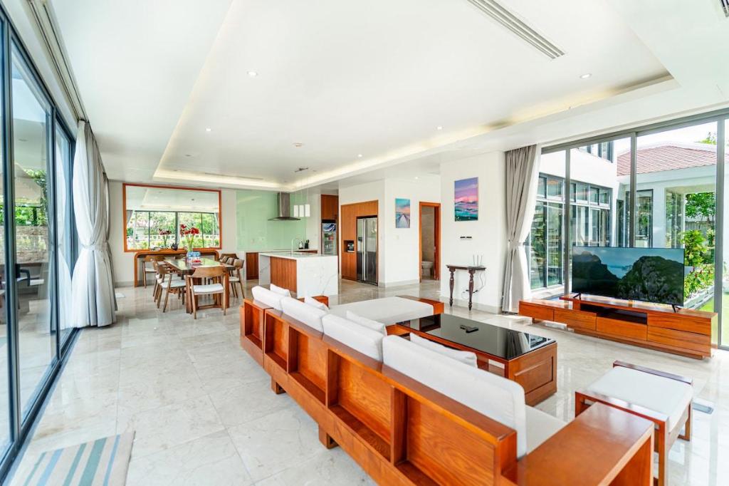 Spacious 4 bedroom Lake view Villa in Da Nang
