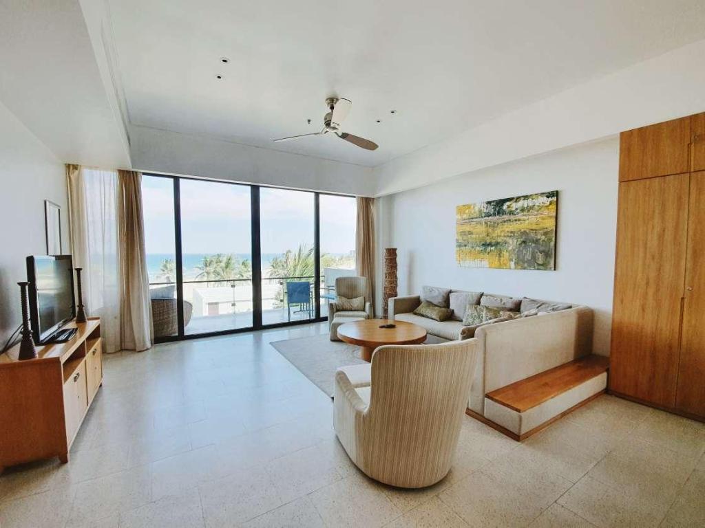 CITILUX Beachfront 2 bedroom flat in 5 star resort in Da Nang