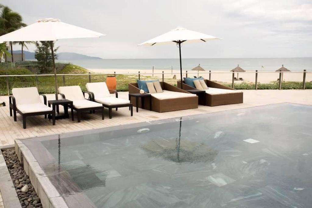 Swimming pool [outdoor]