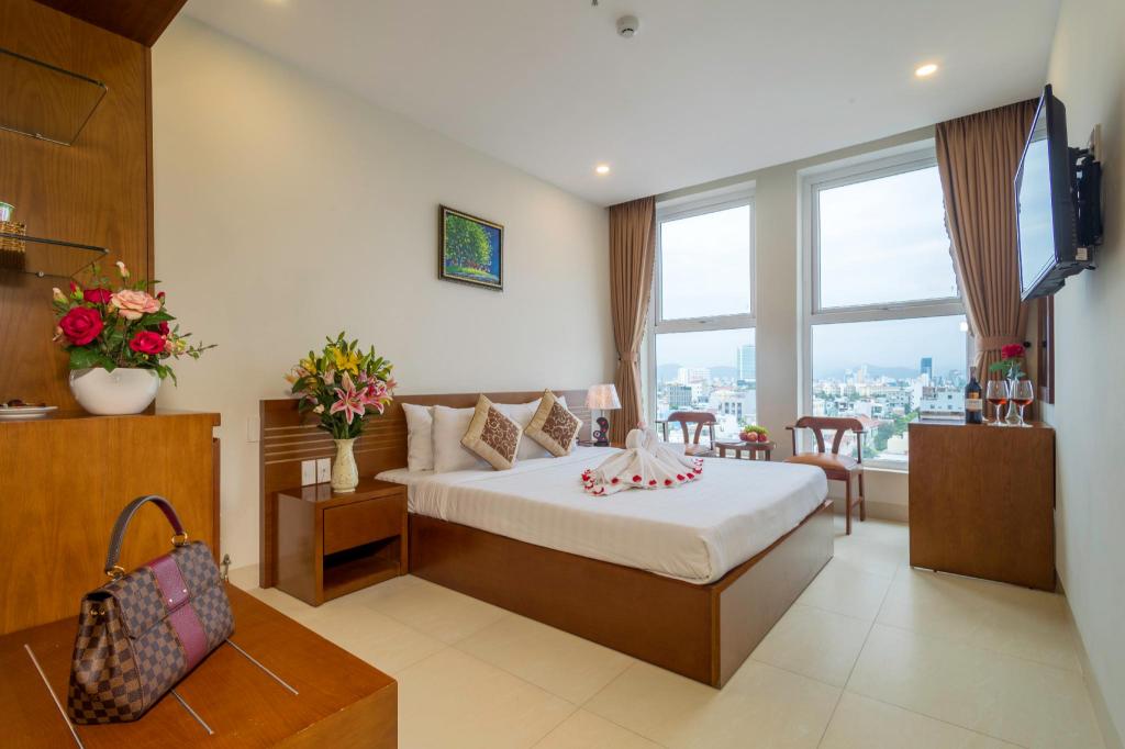 Deluxe Room 1 King - Bed