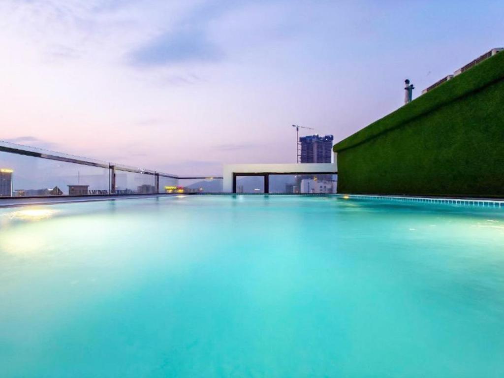 Swimming pool [outdoor]