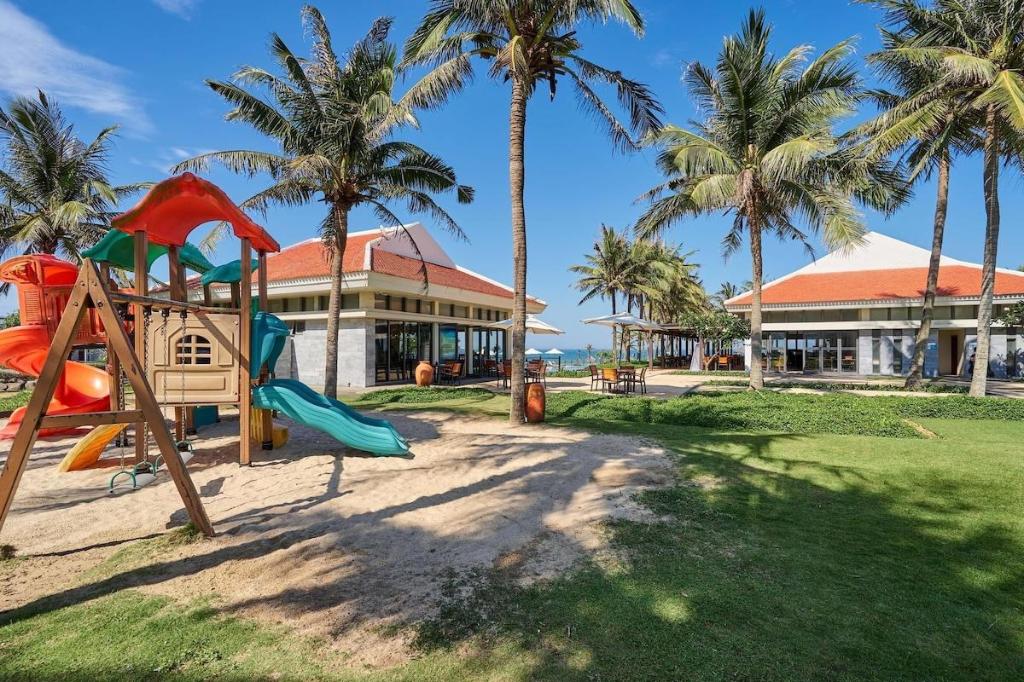 Panoramic apartment with pool and ocean view in Da Nang