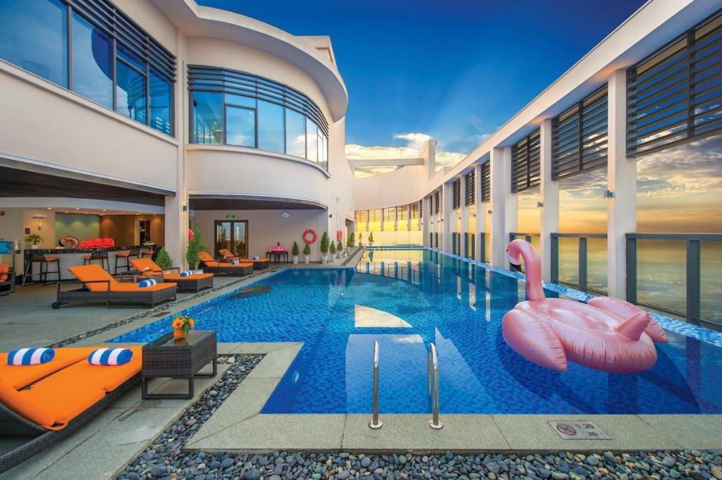 Beachfront 2BDR Condo Unit| Rooftop Pool in Da Nang