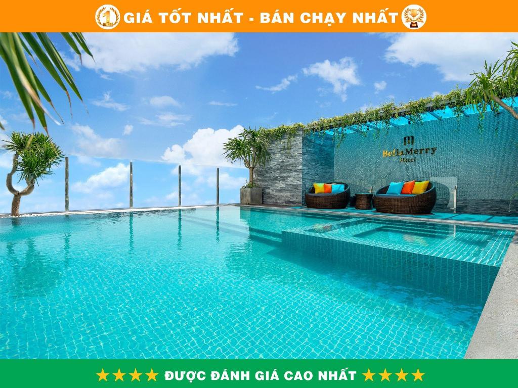 Swimming pool [outdoor]