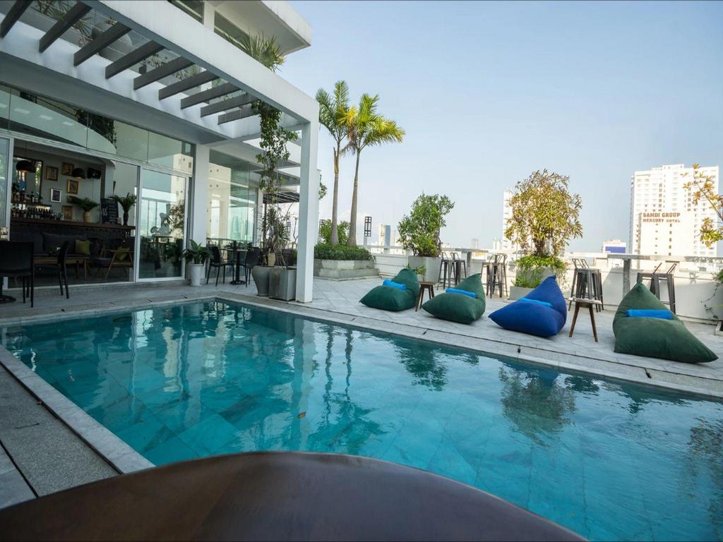 Swimming pool [outdoor]