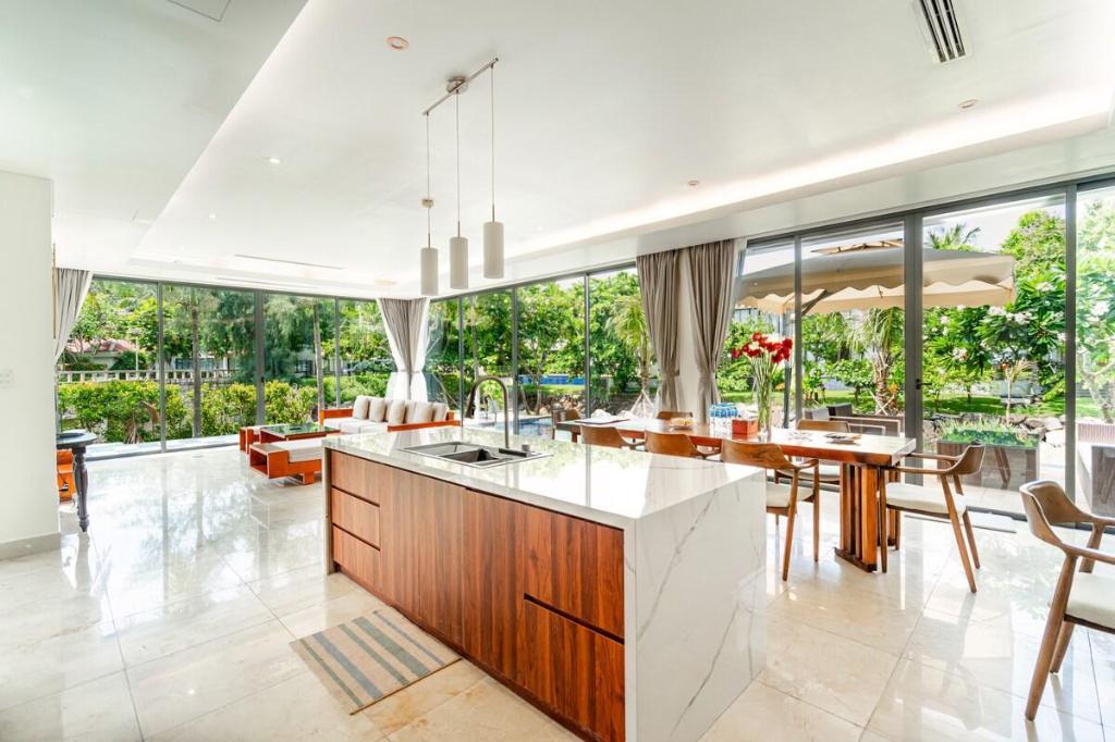 Spacious 4 bedroom Lake view Villa in Da Nang — photo 3
