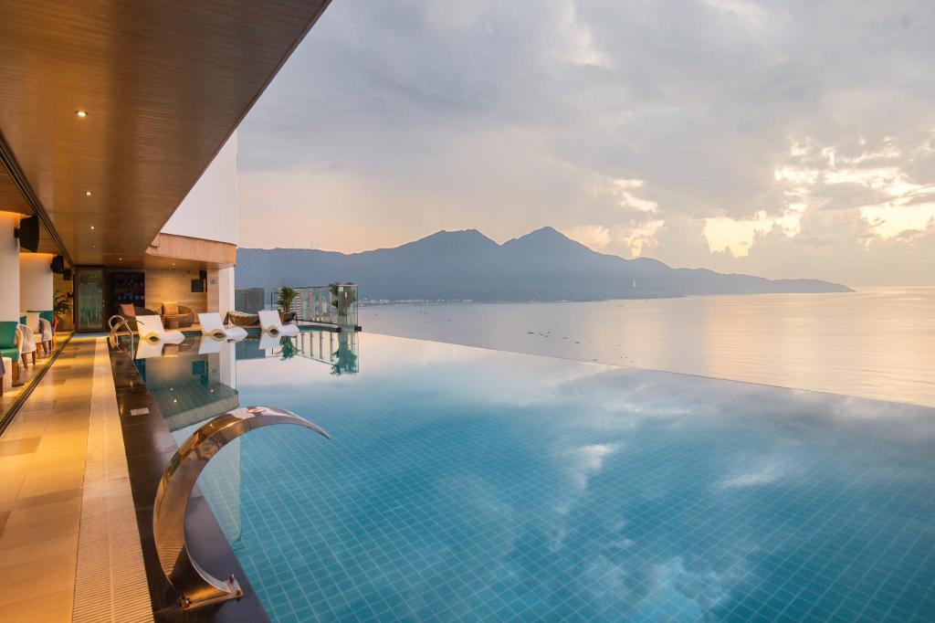 Swimming pool [outdoor]