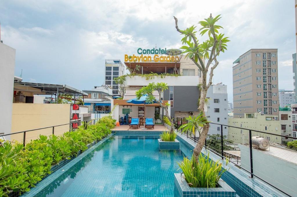 Swimming pool [outdoor]