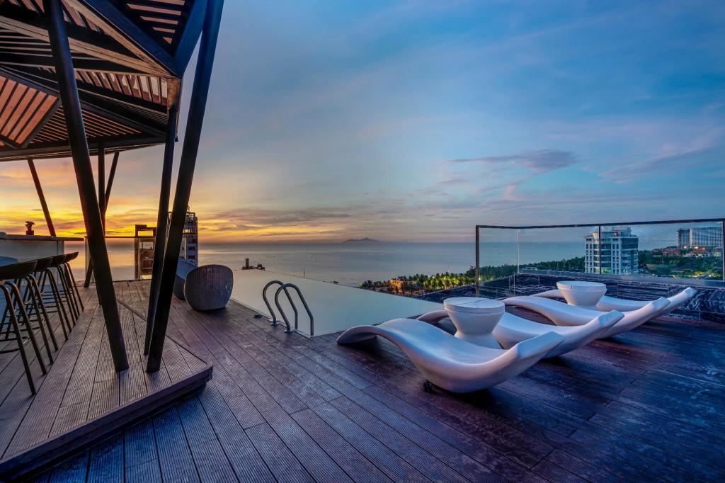 Swimming pool [outdoor]