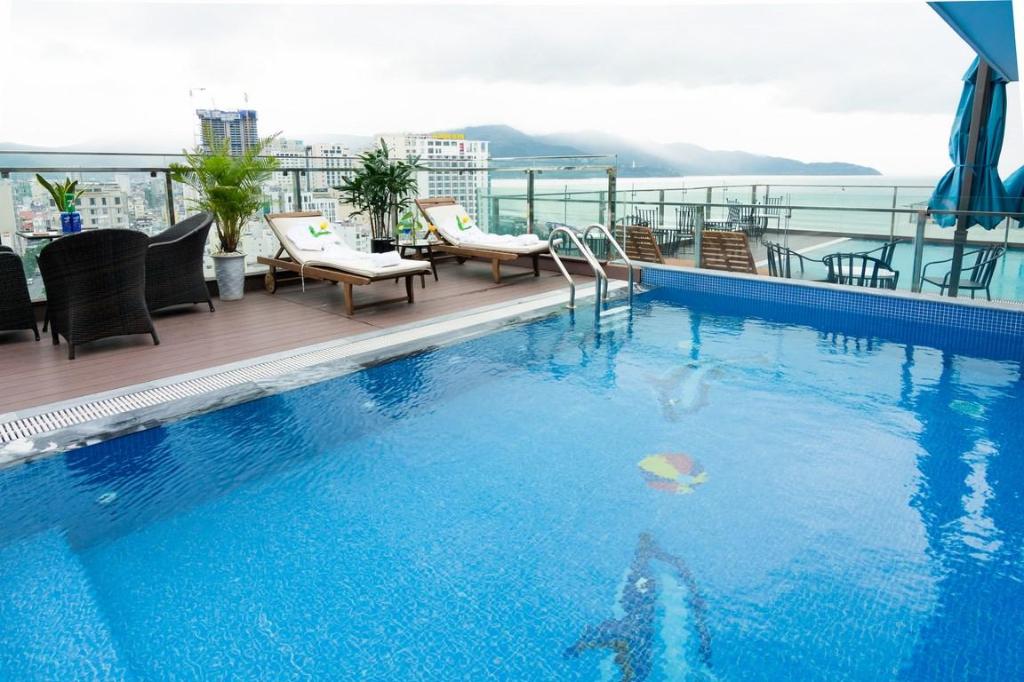 Swimming pool [outdoor]