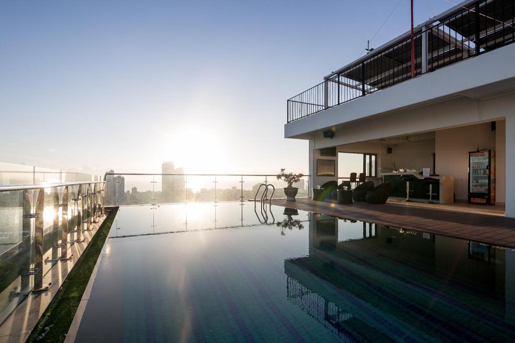 Swimming pool [outdoor]