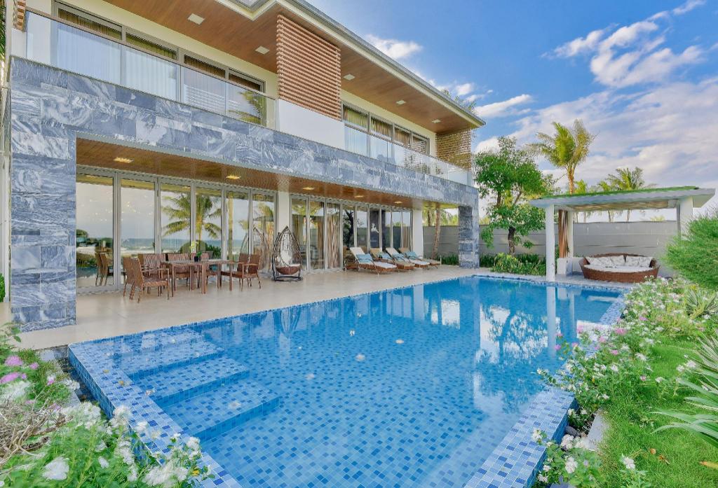 Villa 5-bedroom luxury - Peaceful- Beachforn in Da Nang